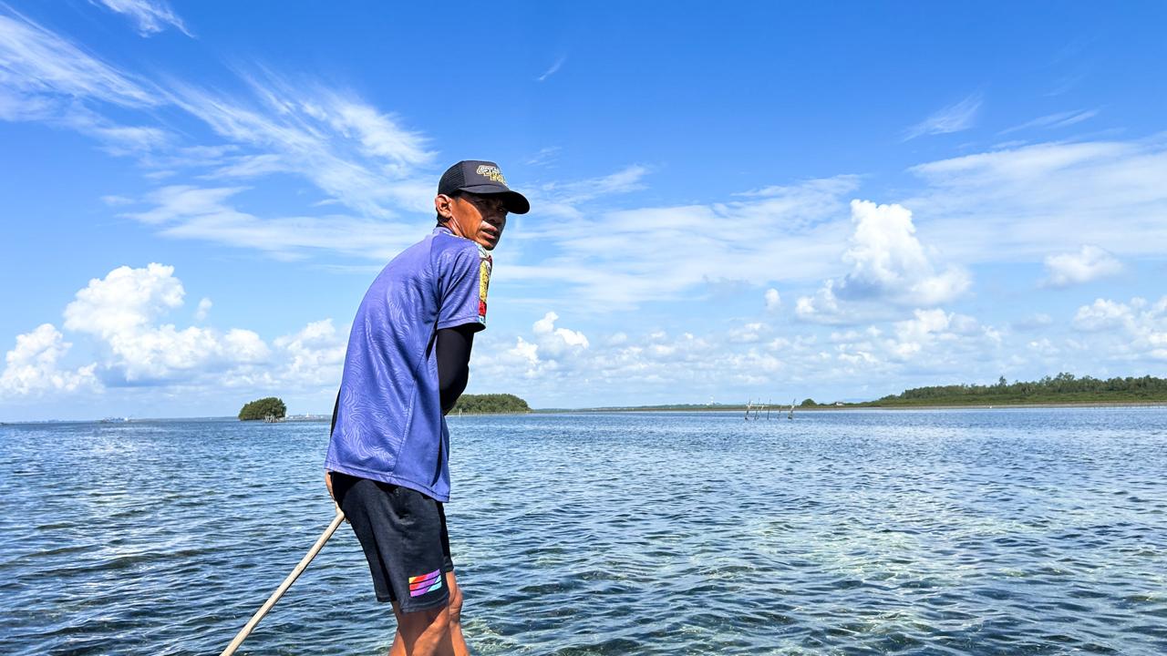 Malik, ketika menunjukkan lokasi Pulau Kedindingan. (Fitri Wahyuningsih/Kaltim Today)